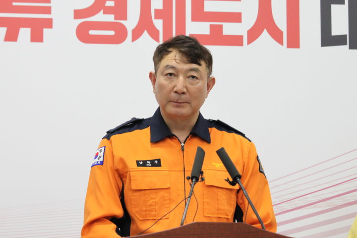 [대전=뉴시스] 최영민 기자=남득우 대전 대덕소방서장이 23일 대전시청 브리핑실에서 관련기관 합동 브리핑을 갖고 있다. 2026.03.23 ymchoi@newsis.com *재판매 및 DB 금지