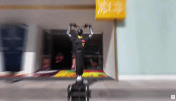 [서울=뉴시스] 지난 22일(현지시각) 뉴욕포스트(NP)에 따르면 중국 상하이의 한 맥도날드 매장에서는 사람처럼 생긴 로봇들이 고객을 맞이하고 음식을 전달하는 모습이 포착됐다. (사진=키노로보틱스 유튜브 갈무리) *재판매 및 DB 금지