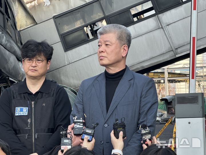 [대전=뉴시스] 김도현 기자 = 대전경찰청 조대현 형사기동대장이 23일 대전 대덕구 안전공업 화재 현장 앞에서 압수수색에 대한 취재진 질문에 답하고 있다. 2026.03.23. kdh1917@newsis.com