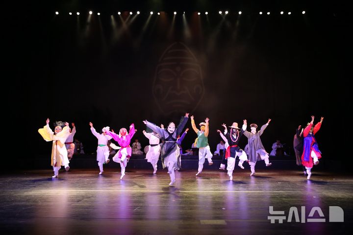 [서울=뉴시스]한누리연희단 공연. (사진=국립국악원 제공)