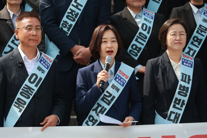 [서울=뉴시스] 조성봉 기자 = 김재연 진보당 상임대표가 23일 오후 서울 종로구 세종문화회관 계단 앞에서 열린 '침략 전쟁에 파병을 반대한다! 진보당 6·3선거 후보자 긴급 기자회견'에서 발언을 하고 있다. (사진=진보당 제공) 2026.03.23 photo@newsis.com *재판매 및 DB 금지