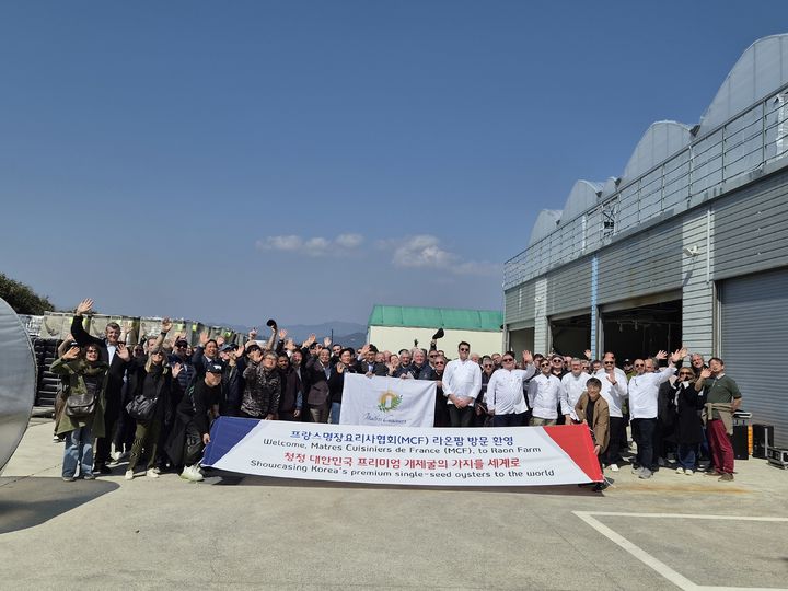 [거제=뉴시스] 신정철 기자= 세계 최고의 미식 권위를 자랑하는 프랑스명장요리사협회 소속 셰프 180여 명이 지난 21일 거제시의 개체굴 생산 현장인 ‘라온팜’(대표 엄성)을 방문했다.사진은 방문 기념사진 모습.(사진=거제시 제공).2026.03.23. photo@newsis.com *재판매 및 DB 금지