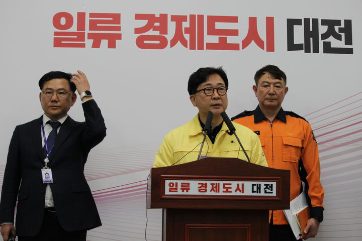 [대전=뉴시스] 최영민 기자=김한수 행정안전부 재난현장지원관이 23일 대전시청 브리핑실에서 가진 안전공업 화재 관련기관 합동 브리핑에서 취재진의 질문에 답하고 있다. 2026.03.23 ymchoi@newsis.com *재판매 및 DB 금지