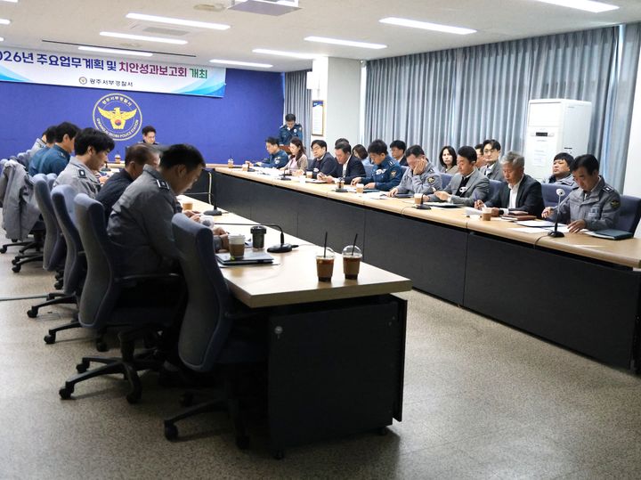 [광주=뉴시스] 23일 오전 광주 서부경찰서 관계자들이 경찰서 2층 치평홀에서 각 기능 과장 및 직원이 참석한 가운데 '2026년 주요업무 계획 및 성과관리 전략보고회'를 진행하고 있다. (사진=서부서 제공) 2026.03.23. photo@newsis.com *재판매 및 DB 금지