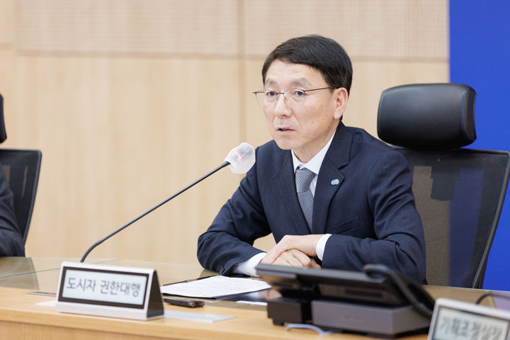 [수원=뉴시스] 김성중 경기도지사 권한대행이 23일 간부회의에서 발언하고 있다. (사진=경기도 제공) 2026.03.23. photo@newsis.com *재판매 및 DB 금지