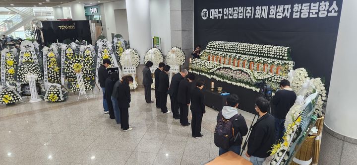 [대전=뉴시스]곽상훈 기자=23일 대전시청에 마련된 대전 안전공업 화재 희생자 합동분향소에 추모객들의 발길이 이어지고 있다. 2026. 03. 23 kshoon0663@newsis.com *재판매 및 DB 금지