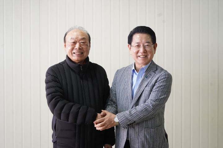 [광주=뉴시스] 박광태 전 광주시장(왼쪽)이 23일 김영록 민주당 전남광주통합특별시장 예비후보를 찾아 승리를 기원하고 있다.. (사진=김영록 후보측 제공) 2026.03.23. photo@newsis.com *재판매 및 DB 금지