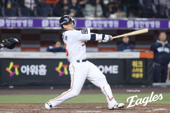 [서울=뉴시스] 프로야구 한화 이글스의 최재훈이 23일 대전 한화생명볼파크에서 열린 2026 신한 쏠 KBO리그 시범경기 NC 다이노스전 3회 만루홈런을 치고 있다. (사진=한화 이글스 제공) 2026.03.23. *재판매 및 DB 금지