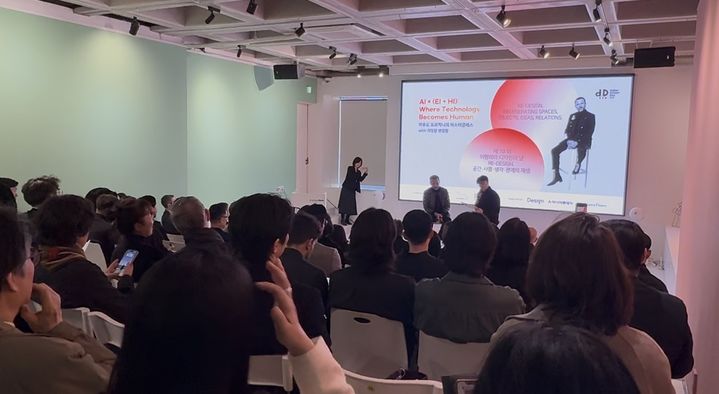 마우로 포르치니 삼성전자 사장 겸 디바이스경험(DX)부문 최고디자인책임자(CDO)가 23일 '제10회 이탈리아 디자인의 날' 행사 마스터클래스에서 강연하고 있다. (사진=박나리 기자) *재판매 및 DB 금지 *재판매 및 DB 금지