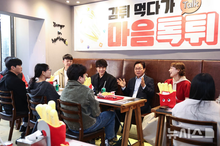 [창원=뉴시스]박완수 경남도지사가 23일 오후 늦은 시각 창원 가로수길의 한 햄버거 매장에서 청년들과 소통하는 '감튀(감자튀김) 간담회' 중 질문에 답하고 있다.(사진=경남도 제공) 2026.03.23. photo@newsis.com