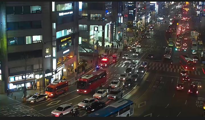 [서울=뉴시스] 23일 오후 7시10분께 서울 동교동 홍대입구역 근처에서 차량이 인도로 돌진해 4명이 다치는 사고가 발생했다. (사진= 경찰청 제공 CCTV 캡처) 2026.03.23 *재판매 및 DB 금지