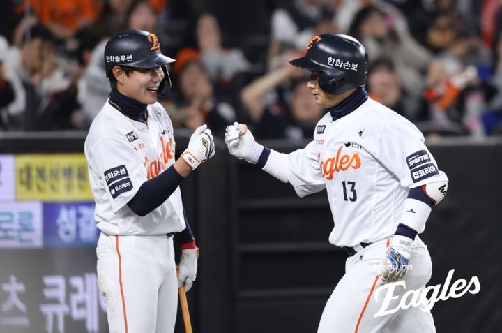 [서울=뉴시스] 프로야구 한화 이글스의 최재훈(오른쪽)이 23일 대전 한화생명볼파크에서 열린 2026 신한 쏠 KBO리그 시범경기 NC 다이노스전 3회 만루홈런을 친 뒤 홈베이스를 밟고 있다. (사진=한화 이글스 제공) 2026.03.23.