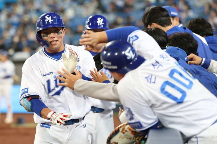 [서울=뉴시스] 프로야구 삼성 라이온즈 김영웅(왼쪽)이 23일 대구 삼성라이온즈파크에서 열린 2026 신한 쏠 KBO리그 시범경기 KIA 타이거즈전에서 홈런을 친 뒤 동료들의 축하를 받고 있다. (사진=삼성 라이온즈 제공) 2026.03.23.