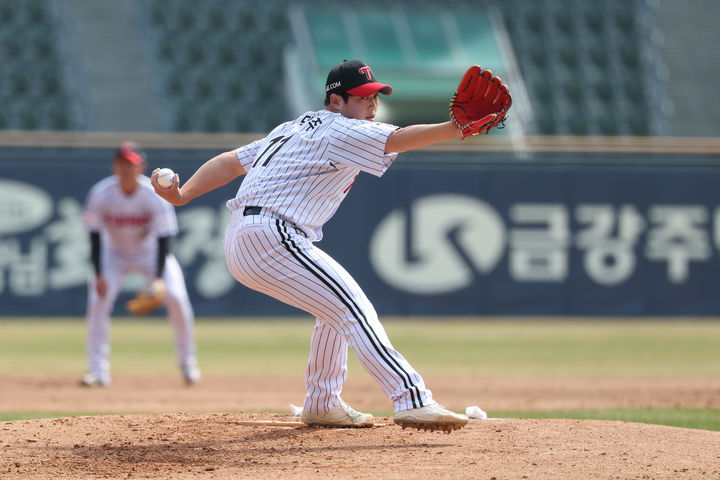 [서울=뉴시스] 프로야구 LG 트윈스의 함덕주가 23일 서울 잠실구장에서 열린 2026 신한 쏠 KBO리그 시범경기 키움 히어로즈전에 등판해 공을 던지고 있다. (사진=LG 트윈스 제공) 2026.03.23. *재판매 및 DB 금지