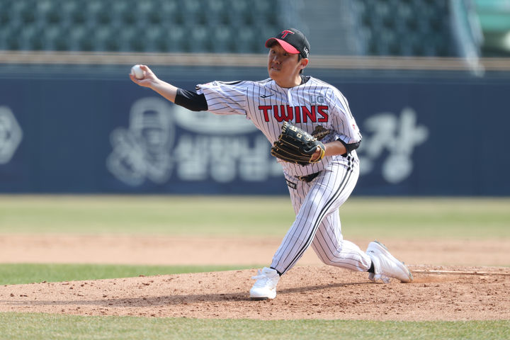 [서울=뉴시스] 프로야구 LG 트윈스의 박명근이 23일 서울 잠실구장에서 열린 2026 신한 쏠 KBO리그 시범경기 키움 히어로즈전에 등판해 공을 던지고 있다. (사진=LG 트윈스 제공) 2026.03.23. *재판매 및 DB 금지