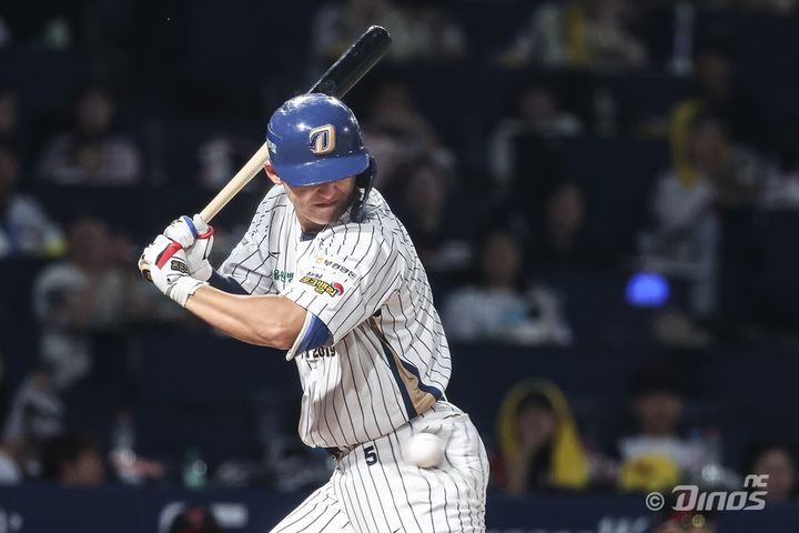 [서울=뉴시스] 프로야구 NC 다이노스 서호철이 24일 창원NC파크에서 열린 2025 신한 쏠뱅크 KBO리그 LG 트윈스전에서 백승현의 공에 몸을 맞고 있다. (사진=NC 다이노스 제공) 2025.09.24. *재판매 및 DB 금지