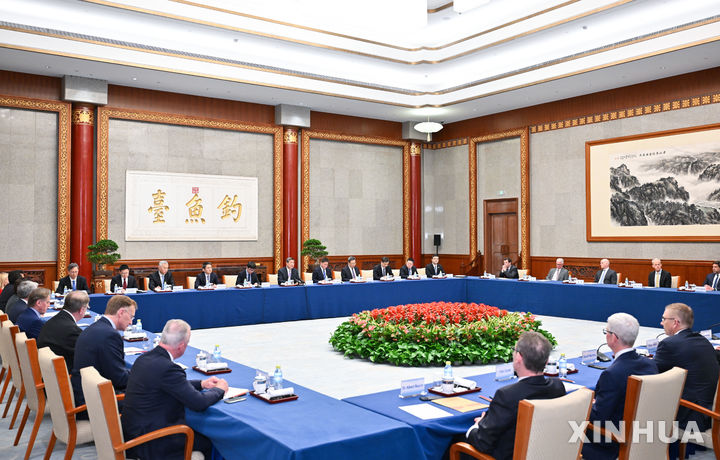 [베이징=신화/뉴시스] 22일 허리펑 중국 국무원 부총리가 베이징에서 미·중 무역전국위원회(USCBC) 대표단을 접견하고 있다. 허 부총리는 대표단에 상호 호혜적 협력 강화를 촉구했다. 2026.03.23