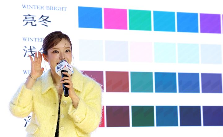 [서울=뉴시스] AOA 출신 가수 초아가 22일 한중우호주간을 계기로 중국 베이징 주중한국문화원 대강연장에서 열린 한국관광설명회에서 K-뷰티 및 관광에 대해 행사에 참가한 한국 여행 경험이 있는 중국인 소비자들에게 설명하고 있다. (사진=문화체육관광부 제공) 2026.03.23. photo@newsis.com *재판매 및 DB 금지