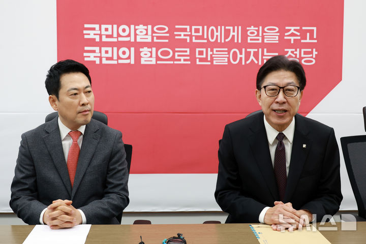 [서울=뉴시스] 고승민 기자 = 박형준 부산시장이 23일 서울 여의도 국회에서 장동혁 국민의힘 대표를 예방, 인사말을 하고 있다. 2026.03.23. kkssmm99@newsis.com