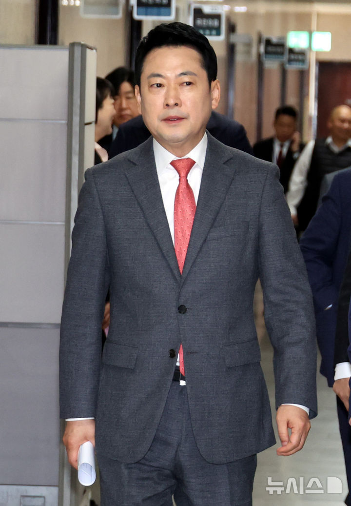 [서울=뉴시스] 조성봉 기자 = 장동혁 국민의힘 대표가 23일 오전 서울 여의도 국회에서 박형준 부산시장과의 면담을 위해 이동하고 있다. 2026.03.23. suncho21@newsis.com