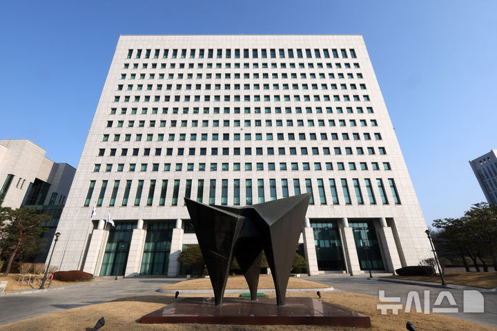 [서울=뉴시스] 배훈식 기자 = 인공지능(AI) 기술로 잔고증명서를 위조한 뒤 법원의 구속 전 피의자 심문(영장실질심사)에 제출해 판사를 속인 사기 혐의 피의자를 초임 검사가 보완수사로 적발해 대검찰청 우수 사례로 선정됐다. 사진은 서울 서초구 대검찰청 모습. 2026.03.27. dahora83@newsis.com