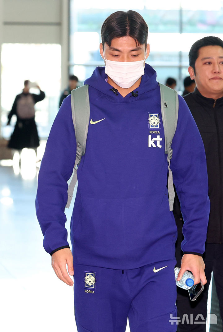 [인천공항=뉴시스] 이영환 기자 = 축구대표팀 박진섭이 23일 오전 인천국제공항 제2여객터미널을 통해 런던으로 출국하고 있다.FIFA 랭킹 22위 한국은 오는 28일 오후 11시 영국 밀턴케인스의 스타디움 MK에서 '아프리카 강호' 코트디부아르(37위)와 3월 A매치 첫 경기를 치르고 이후 오스트리아 빈으로 이동, 4월1일 오전 3시45분 에른스트 하펠 스타디온에서 '유럽 복병' 오스트리아(24위)와 격돌한다.2026.03.23. 20hwan@newsis.com