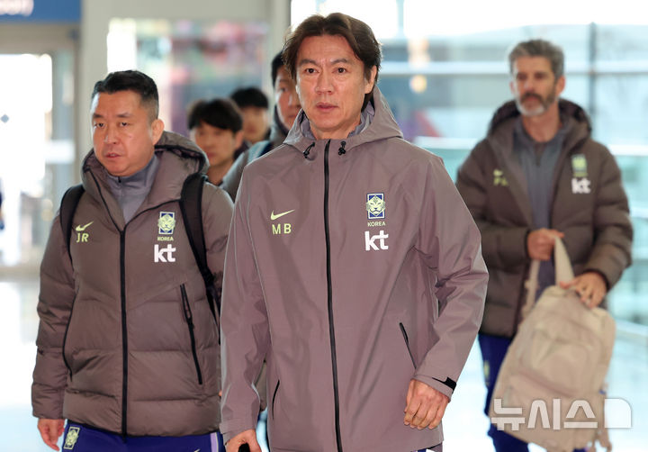 [인천공항=뉴시스] 이영환 기자 = 홍명보 축구대표팀 감독이 23일 오전 인천국제공항 제2여객터미널을 통해 런던으로 출국하고 있다. FIFA 랭킹 22위 한국은 오는 28일 오후 11시 영국 밀턴케인스의 스타디움 MK에서 '아프리카 강호' 코트디부아르(37위)와 3월 A매치 첫 경기를 치르고 이후 오스트리아 빈으로 이동, 4월1일 오전 3시45분 에른스트 하펠 스타디온에서 '유럽 복병' 오스트리아(24위)와 격돌한다.2026.03.23. 20hwan@newsis.com
