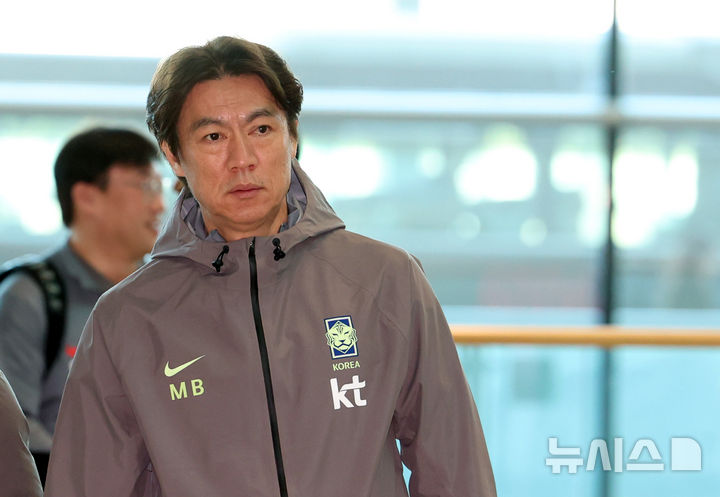 [인천공항=뉴시스] 이영환 기자 = 홍명보 축구대표팀 감독이 23일 오전 인천국제공항 제2여객터미널을 통해 런던으로 출국하고 있다.FIFA 랭킹 22위 한국은 오는 28일 오후 11시 영국 밀턴케인스의 스타디움 MK에서 '아프리카 강호' 코트디부아르(37위)와 3월 A매치 첫 경기를 치르고 이후 오스트리아 빈으로 이동, 4월1일 오전 3시45분 에른스트 하펠 스타디온에서 '유럽 복병' 오스트리아(24위)와 격돌한다.2026.03.23. 20hwan@newsis.com