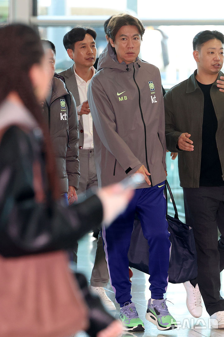 [인천공항=뉴시스] 이영환 기자 = 홍명보 축구대표팀 감독이 23일 오전 인천국제공항 제2여객터미널을 통해 런던으로 출국하고 있다.FIFA 랭킹 22위 한국은 오는 28일 오후 11시 영국 밀턴케인스의 스타디움 MK에서 '아프리카 강호' 코트디부아르(37위)와 3월 A매치 첫 경기를 치르고 이후 오스트리아 빈으로 이동, 4월1일 오전 3시45분 에른스트 하펠 스타디온에서 '유럽 복병' 오스트리아(24위)와 격돌한다.2026.03.23. 20hwan@newsis.com