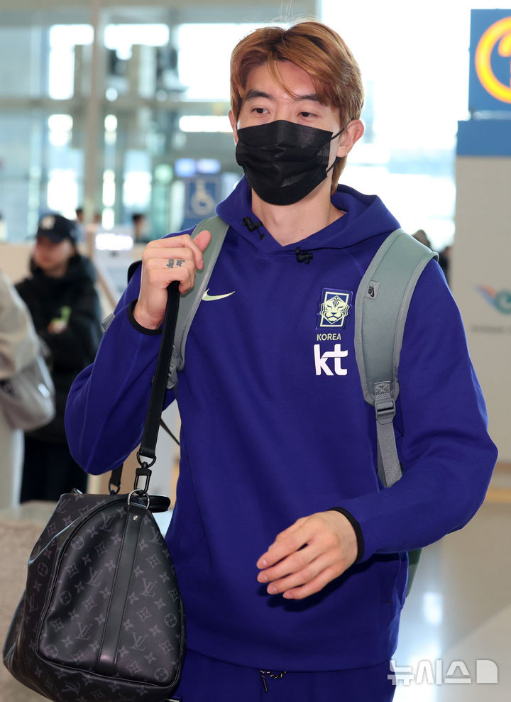 [인천공항=뉴시스] 이영환 기자 = 축구대표팀 조현우가 23일 오전 인천국제공항 제2여객터미널을 통해 런던으로 출국하고 있다.FIFA 랭킹 22위 한국은 오는 28일 오후 11시 영국 밀턴케인스의 스타디움 MK에서 '아프리카 강호' 코트디부아르(37위)와 3월 A매치 첫 경기를 치르고 이후 오스트리아 빈으로 이동, 4월1일 오전 3시45분 에른스트 하펠 스타디온에서 '유럽 복병' 오스트리아(24위)와 격돌한다.2026.03.23. 20hwan@newsis.com