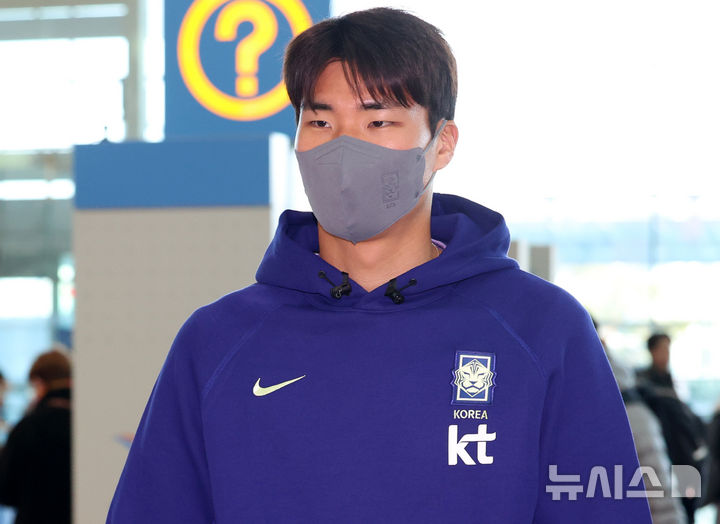 [인천공항=뉴시스] 이영환 기자 = 축구대표팀 송범근이 23일 오전 인천국제공항 제2여객터미널을 통해 런던으로 출국하고 있다.FIFA 랭킹 22위 한국은 오는 28일 오후 11시 영국 밀턴케인스의 스타디움 MK에서 '아프리카 강호' 코트디부아르(37위)와 3월 A매치 첫 경기를 치르고 이후 오스트리아 빈으로 이동, 4월1일 오전 3시45분 에른스트 하펠 스타디온에서 '유럽 복병' 오스트리아(24위)와 격돌한다.2026.03.23. 20hwan@newsis.com