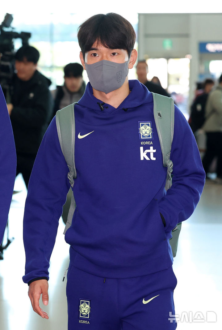 [인천공항=뉴시스] 이영환 기자 = 축구대표팀 김진규가 23일 오전 인천국제공항 제2여객터미널을 통해 런던으로 출국하고 있다.FIFA 랭킹 22위 한국은 오는 28일 오후 11시 영국 밀턴케인스의 스타디움 MK에서 '아프리카 강호' 코트디부아르(37위)와 3월 A매치 첫 경기를 치르고 이후 오스트리아 빈으로 이동, 4월1일 오전 3시45분 에른스트 하펠 스타디온에서 '유럽 복병' 오스트리아(24위)와 격돌한다.2026.03.23. 20hwan@newsis.com