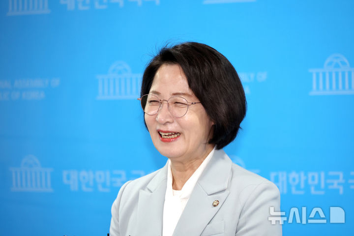 [서울=뉴시스] 김금보 기자 = 지방선거 더불어민주당 경기도지사 본 경선 후보에 오른 추미애 국회 법제사법위원회 위원장이 23일 오전 서울 여의도 국회 소통관에서 열린 법사위원장 사퇴 기자회견에서 취재진 질문에 답변을 하고 있다. 2026.03.23. kgb@newsis.com