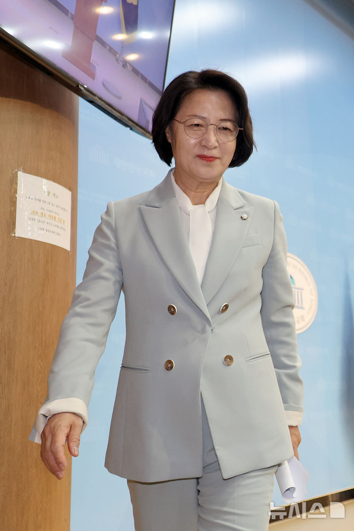 [서울=뉴시스] 김금보 기자 = 지방선거 더불어민주당 경기도지사 본 경선 후보에 오른 추미애 국회 법제사법위원회 위원장이 23일 오전 서울 여의도 국회 소통관에서 법사위원장 사퇴 기자회견을 마친 뒤 이동하고 있다. 2026.03.23. kgb@newsis.com