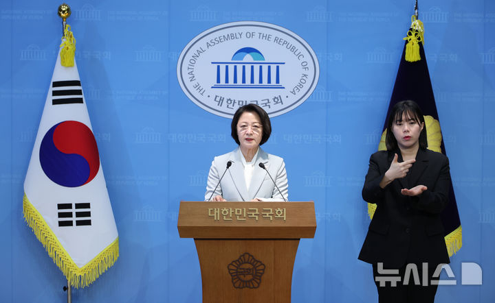 [서울=뉴시스] 김금보 기자 = 지방선거 더불어민주당 경기도지사 본 경선 후보에 오른 추미애 국회 법제사법위원회 위원장이 23일 오전 서울 여의도 국회 소통관에서 법사위원장 사퇴 기자회견을 하고 있다. 2026.03.23. kgb@newsis.com