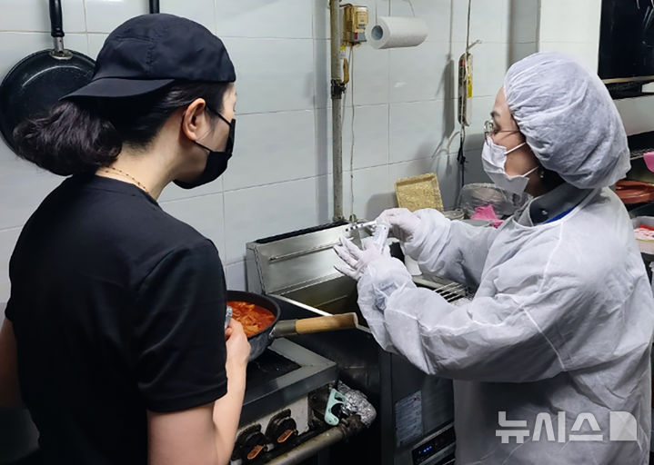 [광주=뉴시스] 광주시 '식품접객업소 위생관리 컨설팅' 실시. (사진=광주시청 제공). photo@newsis.com *재판매 및 DB 금지