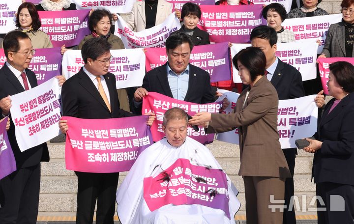 [서울=뉴시스] 조성봉 기자 = 박형준 부산시장이 23일 오전 서울 여의도 국회 본청계단에서 열린 부산 글로벌허브도시특별법 관련 긴급기자회견에서 삭발을 하고 있다. 2026.03.23. suncho21@newsis.com