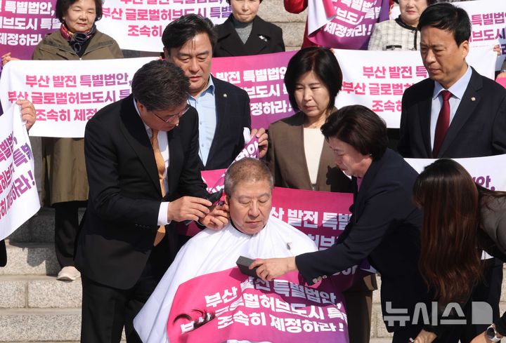 [서울=뉴시스] 조성봉 기자 = 박형준 부산시장이 23일 오전 서울 여의도 국회 본청계단에서 열린 부산 글로벌허브도시특별법 관련 긴급기자회견에서 삭발을 하고 있다. 2026.03.23. suncho21@newsis.com