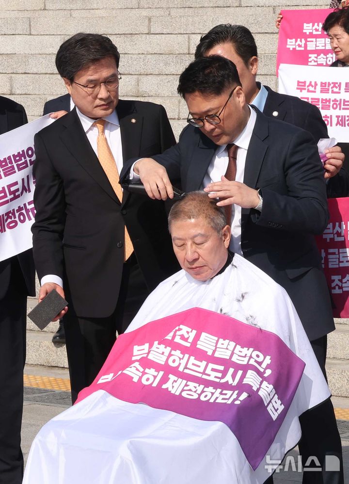 [서울=뉴시스] 조성봉 기자 = 박형준 부산시장이 23일 오전 서울 여의도 국회 본청계단에서 열린 부산 글로벌허브도시특별법 관련 긴급기자회견에서 삭발을 하고 있다. 2026.03.23. suncho21@newsis.com