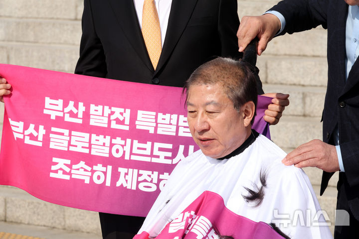[서울=뉴시스] 조성봉 기자 = 박형준 부산시장이 23일 오전 서울 여의도 국회 본청계단에서 열린 부산 글로벌허브도시특별법 관련 긴급기자회견에서 삭발을 하고 있다. 2026.03.23. suncho21@newsis.com