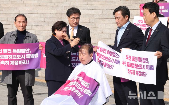 [서울=뉴시스] 조성봉 기자 = 박형준 부산시장이 23일 오전 서울 여의도 국회 본청계단에서 열린 부산 글로벌허브도시특별법 관련 긴급기자회견에서 삭발을 하고 있다. 2026.03.23. suncho21@newsis.com