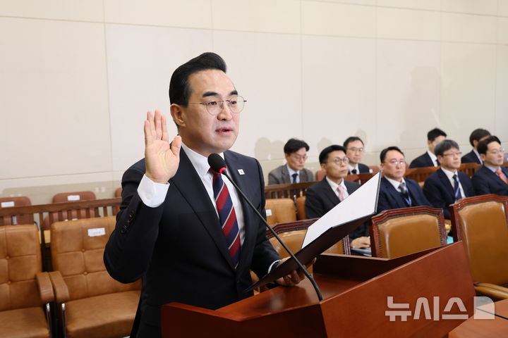 [서울=뉴시스] 김금보 기자 = 박홍근 기획예산처 장관 후보자가 23일 오전 서울 여의도 국회에서 열린 재정경제획위원회의 인사청문회에서 선서를 하고 있다. 2026.03.23. kgb@newsis.com