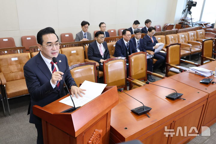 [서울=뉴시스] 김금보 기자 = 박홍근 기획예산처 장관 후보자가 23일 오전 서울 여의도 국회에서 열린 재정경제획위원회의 인사청문회에서 인사말을 하고 있다. 2026.03.23. kgb@newsis.com