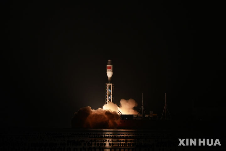 [하이양=신화/뉴시스] 중국 스마트 드래곤3 운반로켓이 22일 밤 산둥성 하이양 근해에서 성공리에 발사됐다. 2026.03.23