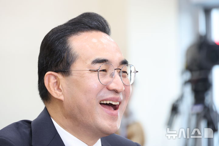 [서울=뉴시스] 김금보 기자 = 박홍근 기획예산처 장관 후보자가 23일 오전 서울 여의도 국회에서 열린 재정경제획위원회의 인사청문회에서 웃고 있다. 2026.03.23. kgb@newsis.com