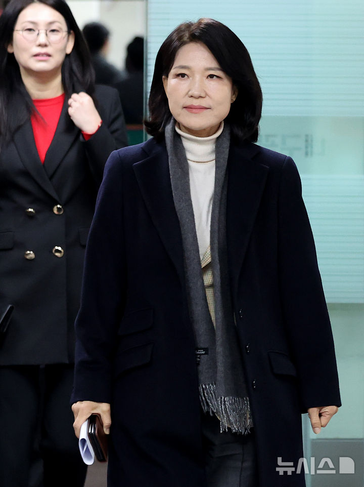 [대구=뉴시스] 이무열 기자 = 이진숙 전 방송통신위원장이 23일 대구 수성구 국민의힘 대구시당에서 6·3 지방선거 대구시장 경선 컷오프에 대한 입장을 발표하기 위해 참석하고 있다. 2026.03.23. lmy@newsis.com