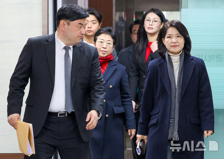 [대구=뉴시스] 이무열 기자 = 이진숙 전 방송통신위원장이 23일 대구 수성구 국민의힘 대구시당에서 6·3 지방선거 대구시장 경선 컷오프에 대한 입장을 발표하기 위해 참석하고 있다. 2026.03.23. lmy@newsis.com