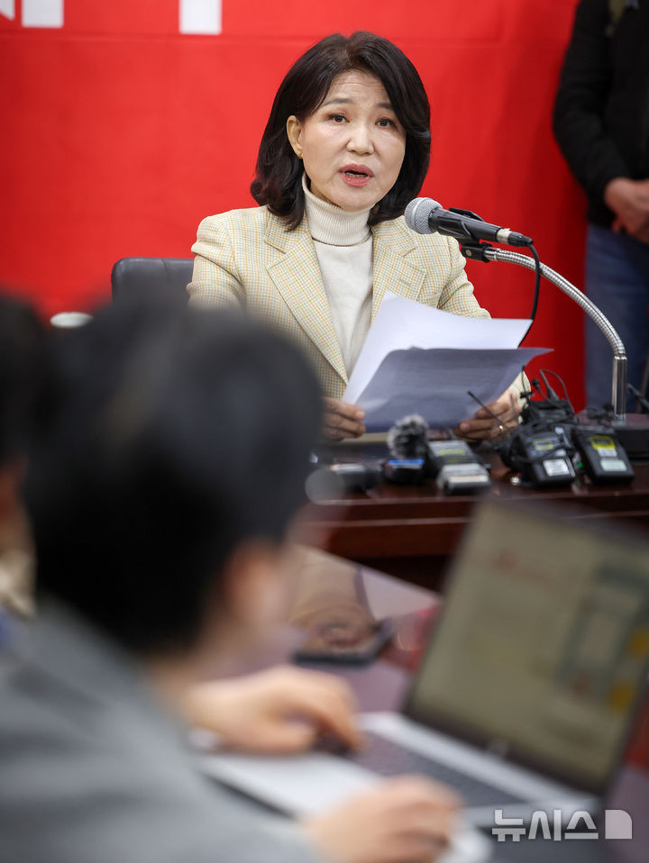 [대구=뉴시스] 이무열 기자 = 이진숙 전 방송통신위원장이 23일 대구 수성구 국민의힘 대구시당에서 6·3 지방선거 대구시장 경선 컷오프에 대한 입장을 발표하고 있다. 2026.03.23. lmy@newsis.com