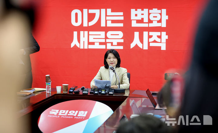 [대구=뉴시스] 이무열 기자 = 이진숙 전 방송통신위원장이 23일 대구 수성구 국민의힘 대구시당에서 6·3 지방선거 대구시장 경선 컷오프에 대한 입장을 발표하고 있다. 2026.03.23. lmy@newsis.com