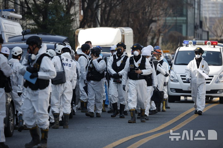 [대전=뉴시스] 정병혁 기자 = 23일 대전 대덕구 안전공업 공장 화재 현장에서 유가족 대표를 비롯한 국과수, 소방, 경찰 등 유관기관 관계자들이 합동감식을 위해 이동하고 있다. 2026.03.23. jhope@newsis.com